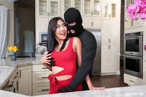 Vợ của con trai tin lời bố anh xã “cho bố đút vào 10 giây thôi” và cái kết