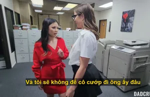 Má dâm lén lút với hai cậu bạn thân của con trai