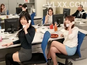 Nhìn người vợ sắp cưới bị nhân viên đấm bóp trả bài ngay bên cạnh