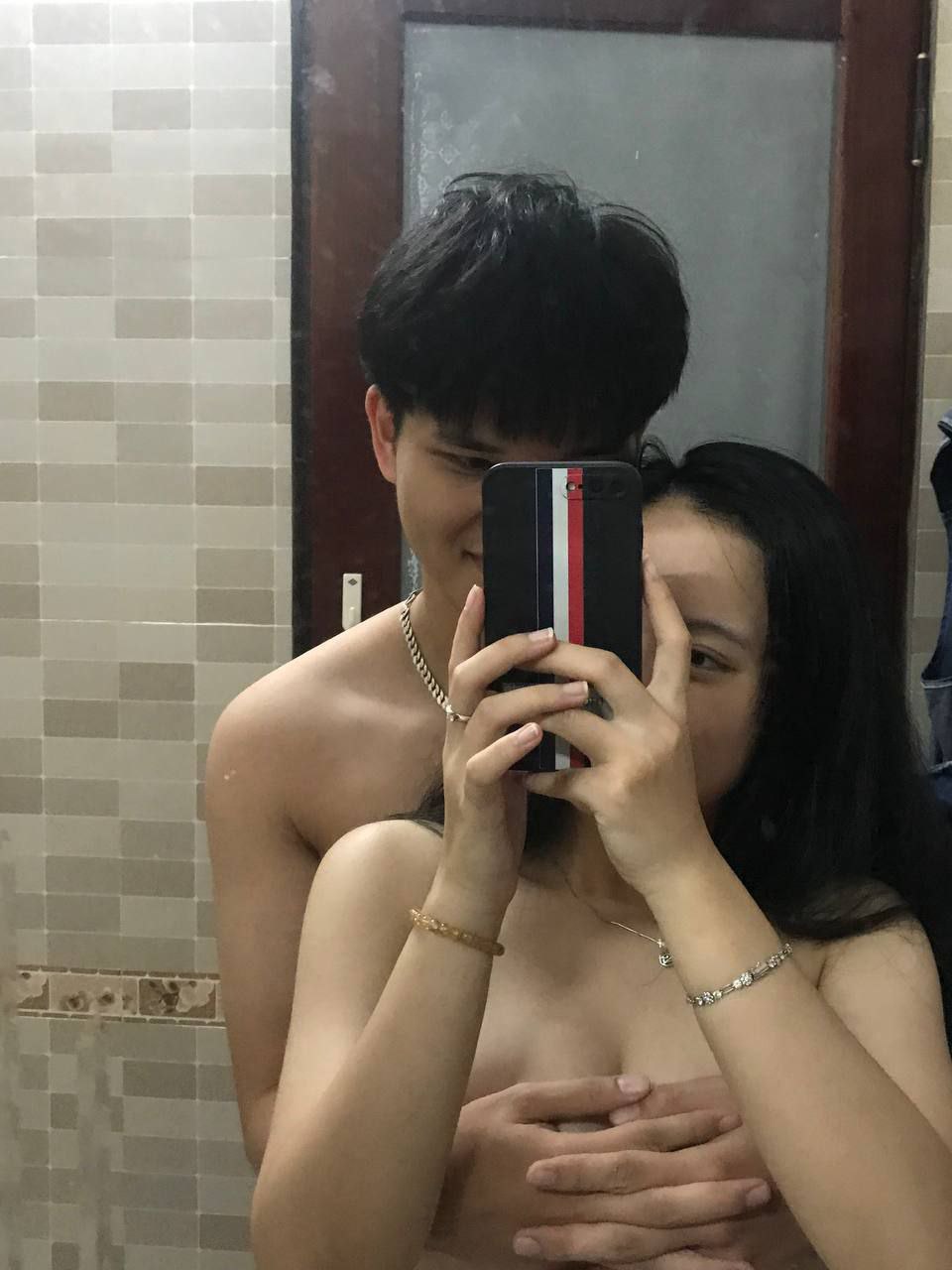 đưa cô giáo sắp xỉu về nhà chăm sóc, cậu học trò cơ hội vì cô giáo quá xinh