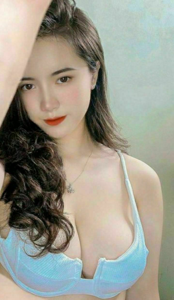 Bố chồng yêu phát hiện người tình của con trai tự sướng ngay cạnh thằng con trai vô dụng